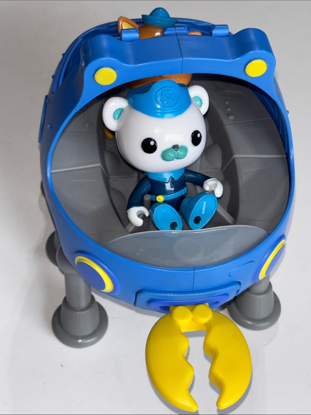 Octonauts above and beyond Deluxe Toy Vehicle and Captain Barnacles and Kwazii